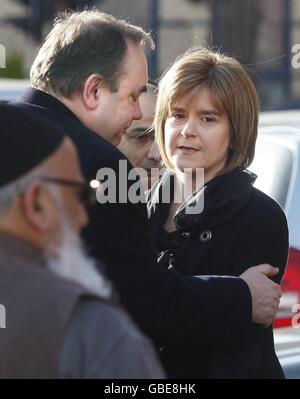 Il primo ministro scozzese Alex Salmond e il vice primo ministro Nicola Sturgeon in vista dei funerali del primo membro musulmano del Parlamento scozzese, Bashir Ahmad, alla Moschea Centrale di Glasgow . Foto Stock