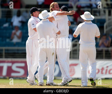 Stuart Broad in Inghilterra celebra il licenziamento di Brendon Nash delle Indie Occidentali durante il primo test a Sabina Park, Kingston, Giamaica. Foto Stock