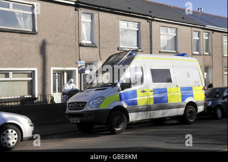 Ufficiali della polizia forense sulla scena di Commercial Street a Ystrad Mynach, Caerphilly, Galles, dove un bambino di tre mesi e mezzo è stato ucciso da due cani di proprietà della famiglia intorno a mezzanotte la scorsa notte. Foto Stock