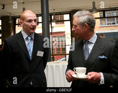 Il Principe di Galles parla con l'apprendista laureato Martin Hall del suo programma di apprendisti per l'edilizia durante una cerimonia di laurea presso la Prince's Foundation for the Built Environment, Shoreditch, Londra. Foto Stock