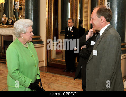 La Regina Elisabetta II della Gran Bretagna scuote le mani con Sir Tim Berners-Lee l'inventore del World Wide Web, prima di lanciare nuovamente il sito della Monarchia a Buckingham Palace, nel centro di Londra, questo pomeriggio. Foto Stock