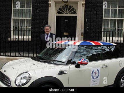 Il primo ministro britannico Gordon Brown si pone per fotografie dopo aver autografato un Mini in aiuto della British Forces Foundation, fuori 10 Downing Street, Londra. Foto Stock