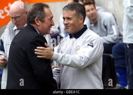 Il manager di Leicester City Micky Adams (r) saluta la sua controparte di Liverpool Gerard Houllier (l) Foto Stock