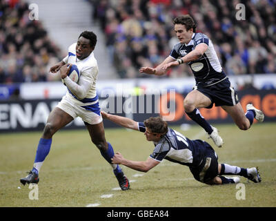 La Fulgence francese Ouedraogo si allontana dal Phil Godman scozzese durante la partita RBS 6 Nations allo Stade de France, Parigi, Francia. Foto Stock