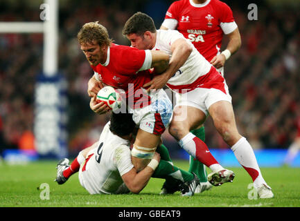 Wales Andy Powell viene affrontato da Harry Ellis e Nick Easter in Inghilterra durante la partita RBS 6 Nations al Millennium Stadium di Cardiff. Foto Stock