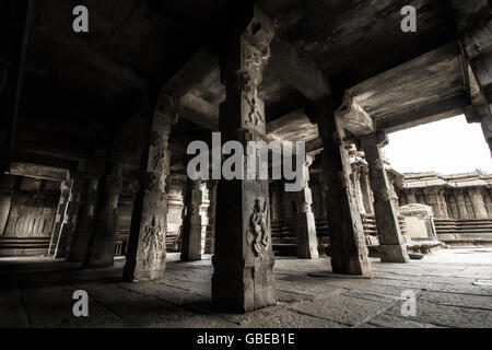 Pilastri ornati visto al tempio Vaideshwara a Thalakadu,Karnataka, India Foto Stock