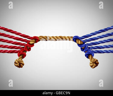 Rimorchiatore della guerra business la concorrenza come un gruppo di rosso contro le funi di blu in competizione in lati opposti come un lavoro di squadra scontro metafora per il team di rivalità o corporate rivali. Foto Stock