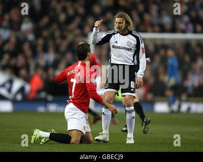 Calcio - fa Cup - Fifth Round - Derby County / Manchester United - Pride Park. Robbie Savage della contea di Derby si avvicina a Cristiano Ronaldo del Manchester United per alzarsi dopo aver affermato di essere stato imbrogato Foto Stock