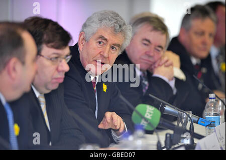 Da sinistra a destra. Scozia primo ministro Alex Salmon, Taoiseach dell'Irlanda Brian Cowen e primo ministro gallese Rhodri Morgan durante una conferenza stampa al consiglio britannico-irlandese nello Stadio Swalec di Cardiff, Galles. Foto Stock