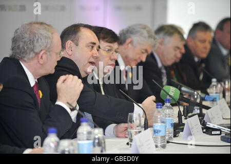 Da sinistra a destra. Irlanda del Nord Vice primo Ministro Martin McGuiness, Scozia primo Ministro Alex Salmon, Taoiseach dell'Irlanda Brian Cowen e primo Ministro gallese Rhodri Morgan durante una conferenza stampa al consiglio britannico-irlandese nello Stadio Swalec, Cardiff, Galles. Foto Stock