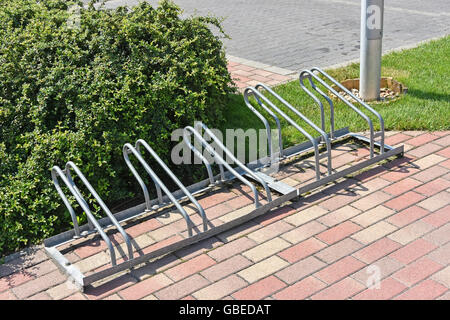 Deposito per le biciclette presso il parcheggio in città Foto Stock