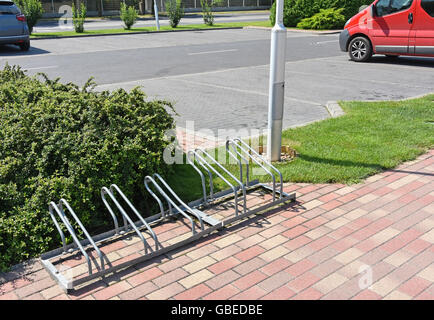 Deposito per le biciclette presso il parcheggio in città Foto Stock