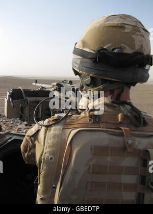 Rifleman Nigel Stanmore di Abbeymead, Gloucester, che fornisce la copertura superiore mentre in pattuglia nella provincia di Helmand. Foto Stock