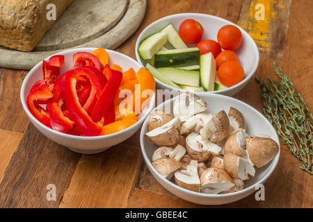 Di ingredienti vegetali per la fonduta di formaggio su una tavola di legno Foto Stock