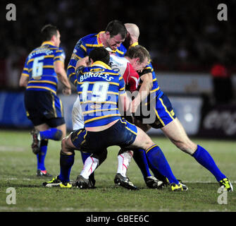 Rugby League - Engage Super League - Hull Kingston Rovers / Leeds Rhinos - KC Stadium. Shaun Briscoe di Hull KR è tenuto dalla Leeds Rhinos Defence durante la partita Engage Super League al KC Stadium di Hull. Foto Stock