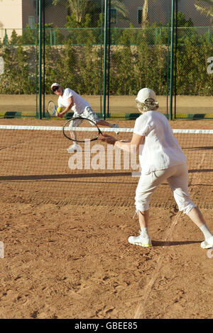 Giovane giocando a tennis Foto Stock