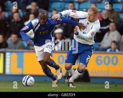 Jimmy Abdou di Millwall (a sinistra) e Andy Whing di Brighton & Hove Albion (a destra) combattono per la palla durante la partita della Coca-Cola League One al Den, Londra. Foto Stock