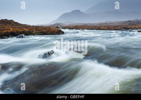 Torrenti impetuosi nel fiume Sligachan sotto Sgurr nan Gillean, parte delle colline Cuilllin sull'Isola di Skye in Scozia Foto Stock