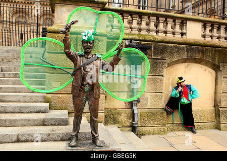 I membri del gruppo di arti dello spettacolo Beat aiutano a lanciare a Belfast le celebrazioni per il giorno di San Patrizio del Belfast City Council. Foto Stock