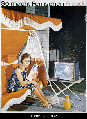 Pubblicità, televisione, pubblicità per Grundig, donna con 'Hoerzu' su un'amaca swing, 1963, Additional-Rights-clearences-not available Foto Stock
