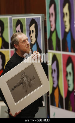 L'artista Peter Howson con una delle sue opere al lancio di "Inspired" una nuova mostra d'arte che celebra la vita e le opere di Robert Burns alla Mitchell Library di Glasgow. Foto Stock