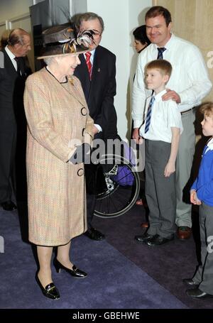 La regina Elisabetta II incontra George Taylor, 9 anni, dopo aver aperto ufficialmente il nuovo quartier generale della Legione Britannica a Londra Sud. Foto Stock