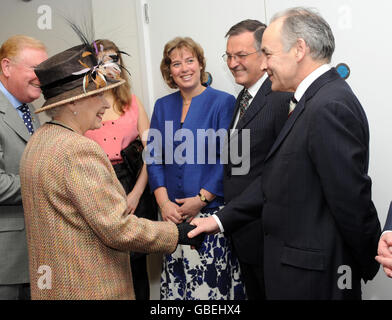 La regina Elisabetta II meeting newsreader Alistair Stewart dopo aver ufficialmente aperto la nuova sede della Legione britannica a Londra del sud. Foto Stock