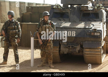 Soldati olandesi in servizio di guardia a Camp Caira nella regione di Goz Beida in Ciad, dove svolgono una missione di mantenimento della pace dell'EUFOR. Foto Stock