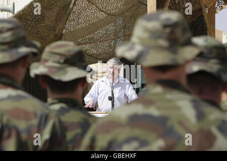 Il ministro della Difesa Willie o'Dea (centro) parla ai membri del 99esimo battaglione di fanteria delle forze di difesa irlandesi a Camp Caira nella regione di Goz Beida in Ciad durante una missione di mantenimento della pace dell'EUFOR. Foto Stock