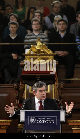 Il primo Ministro Gordon Brown dà la lezione di romanes sulla scienza ad un pubblico presso il Teatro Sheldonian dell'Università di Oxford. Foto Stock