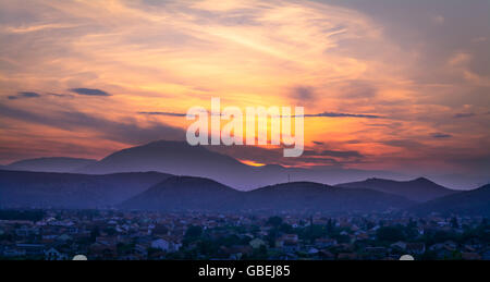 Città sotto il tramonto Foto Stock