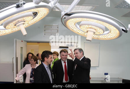 Il primo Ministro Gordon Brown (a destra) parla al Consulente Anestesiologo Oliver Dyer (a sinistra) e Andrew Smith MP (al centro) in un teatro operativo, durante una visita al nuovo Centro di cura del cancro presso il Churchill Hospital di Headington, Oxford. Foto Stock