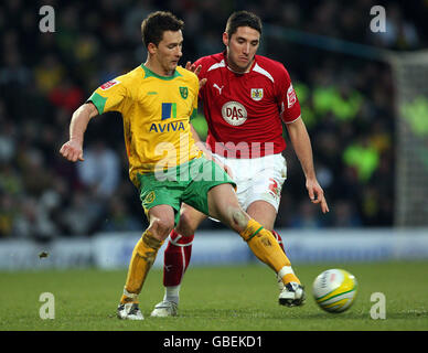 Calcio - Campionato Coca-Cola - Norwich / Bristol City - Carrow Road. Adam Drury di Norwich City tiene il Bradley Orr di Bristol City durante la partita di campionato Coca-Cola a Carrow Road, Norwich. Foto Stock