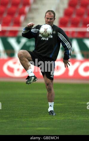 Il capitano Alan Shearer della Newcastle United durante la sessione di allenamento Foto Stock