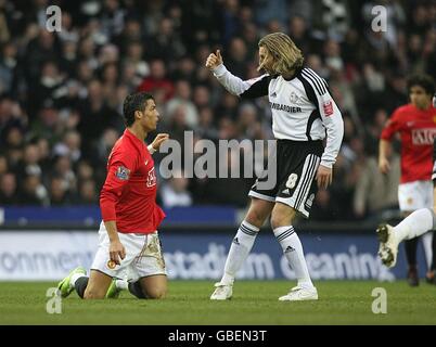 Calcio - fa Cup - Fifth Round - Derby County / Manchester United - Pride Park. Robbie Savage della contea di Derby si avvicina a Cristiano Ronaldo del Manchester United per alzarsi dopo aver affermato di essere stato imbrogato Foto Stock