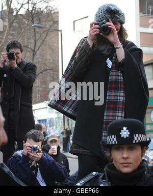 I fotografi scattano oggi a Londra le foto di ufficiali di polizia fuori New Scotland Yard, mentre circa 150 fotografi hanno tenuto una foto di massa per protestare contro una nuova legge antiterrorismo. Secondo i fotoreporter, la Sezione 76 della legge antiterrorismo, divenuta legge oggi, potrebbe vederli arrestati per aver svolto il loro lavoro. Foto Stock