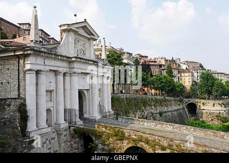 Porta di San Giacomo, city gate, mura, la città alta di Bergamo, Lombardia, Italia Foto Stock