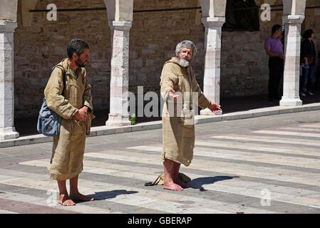 Monaci itineranti, mendicando i monaci, i monaci, i frati di San Francesco, basilica, chiesa, Assisi, Provincia di Perugia, Umbria, Italia Foto Stock