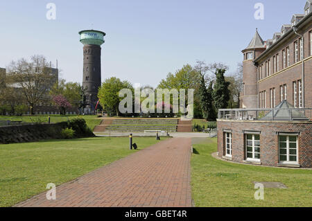 TZU, Centro di tecnologia di protezione ambientale, progetto IBA, International Building Exhibition Emscherpark, storico water tower, RWW, Oberhausen, Nord Reno-Westfalia, Germania Foto Stock