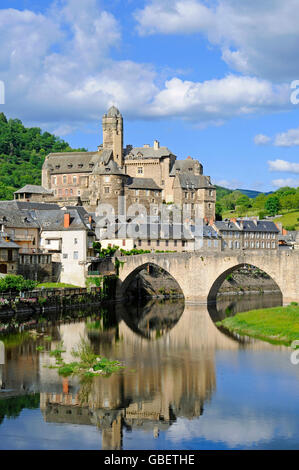 Pont sur le Lot, ponte attraverso il fiume Lot, Estaing, Dipartimento Aveyron, Midi-Pirenei, Francia Foto Stock
