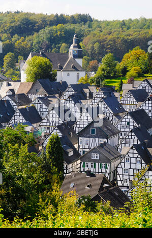 Tipiche case a graticcio, parte vecchia di Freudenberg Siegerland regione Renania settentrionale-Vestfalia, Germania Foto Stock