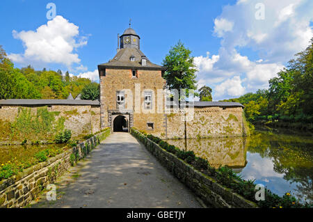 Castello Moated Crottorf, Friesenhagen, Wildenburger Terra, Westerwald regione, Renania-Palatinato, Germania Foto Stock