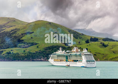 Lo splendore dei mari cruiseship al di ancoraggio nel porto di Akaroa, regione di Canterbury nell'Isola del Sud della Nuova Zelanda Foto Stock