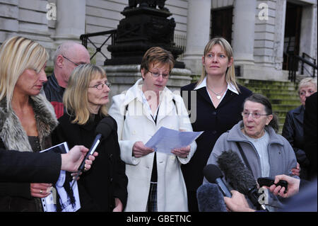 Sorella della vittima dell'omicidio Karen Skipper, Heidi Mathison (centro), legge una dichiarazione fuori dal Tribunale della corona di Cardiff dopo che il lavoratore John Pope è stato trovato colpevole oggi di assassinio del camminatore del cane Karen Skipper in 1996. Foto Stock