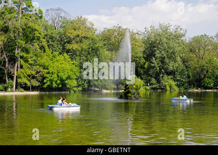 Barche a pedali, Parco Cismigiu, Bucarest, Romania Foto Stock