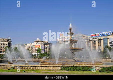 Fontana, Shopping center, Piata Unirii, quadrato, Bucarest, Romania Foto Stock