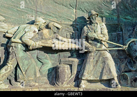 Ghisa monumento, Rilievo monumentale da Arthur Hoffmann, ThyssenKrupp, sede centrale, Renania settentrionale-Vestfalia, Essen, Germania / lavoratori nel settore della produzione di acciaio, Thyssen Krupp, Krupp town, industria siderurgica Foto Stock