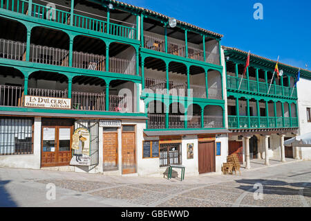 Piazza principale, Chinchon, provincia di Madrid, Spagna / Plaza Mayor, negozio di caramelle, La Dulceria Foto Stock