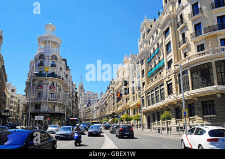 Gran Via, la strada dello shopping, Edificio Metropolis, Madrid, Spagna Foto Stock