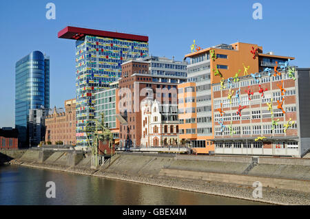 Colorium edificio, Roggendorf-Haus, torre di uffici, Medienhafen district, Dusseldorf, Renania settentrionale-Vestfalia, Germania / Düsseldorf Foto Stock